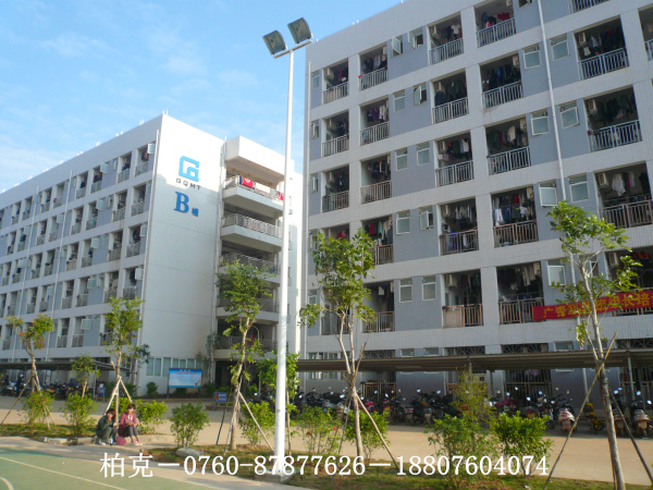 厂家直销篮球场灯柱送货安装 丛化照明灯杆高度与规格可定做  篮球场灯柱安装  篮球场灯杆高度