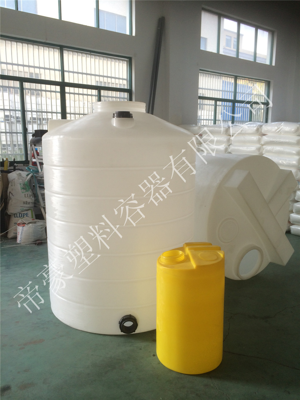 淄博塑膠水箱廠家-3噸儲(chǔ)罐