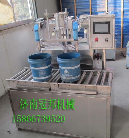 称重式灌装机+烟台大剂量润滑油灌装机=济南GB冠邦&nbsp;&nbsp;大剂量灌装机